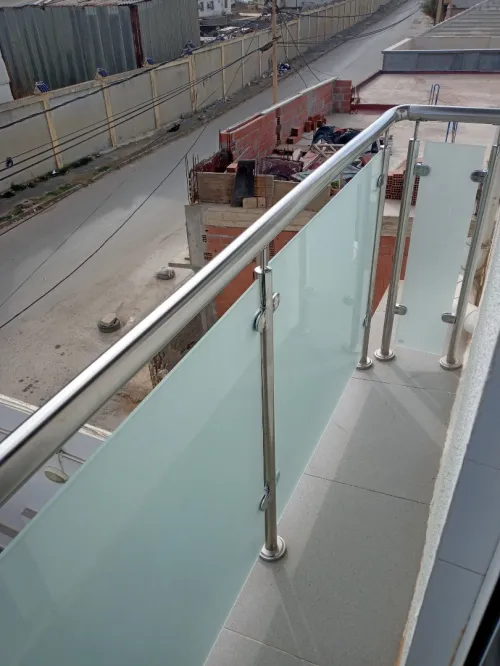 Garde corps et rampe d'escalier en verre et inox
