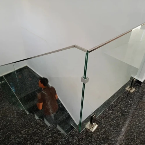 Garde corps et rampe d'escalier en verre et inox