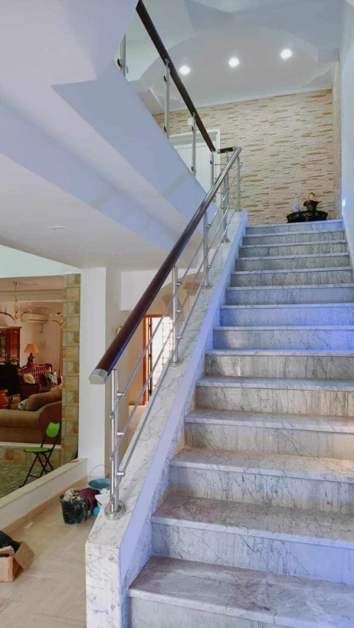 Garde corps et rampe d'escalier en verre et inox