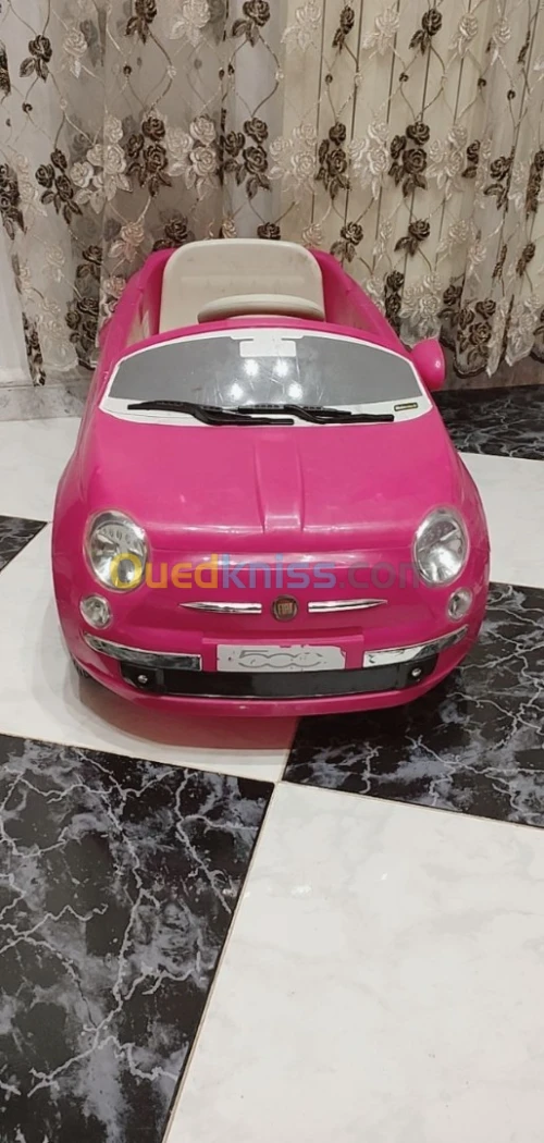 Une voiture fillettes 