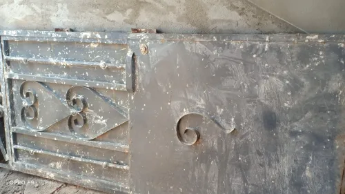 باب حديدي