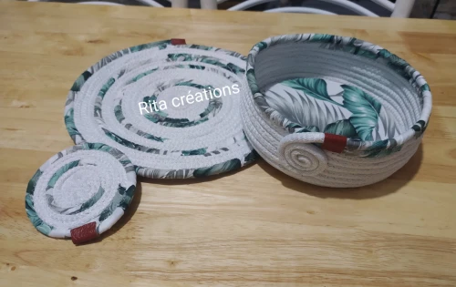 2 Set de table;2 Sous tasse;un Panier 