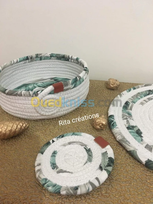 2 Set de table;2 Sous tasse;un Panier 