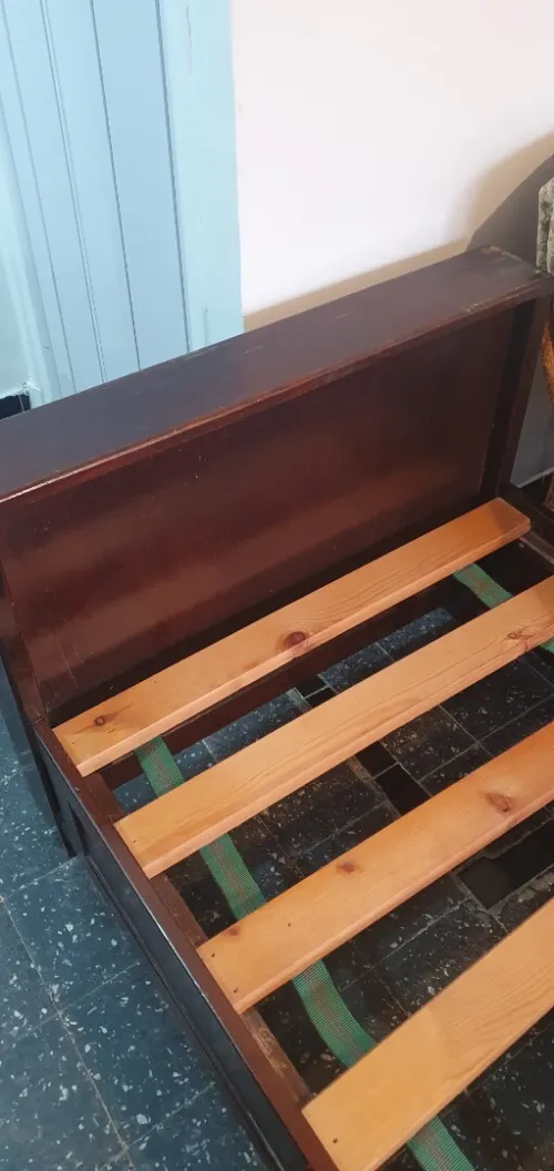 Lit en bois rouge
