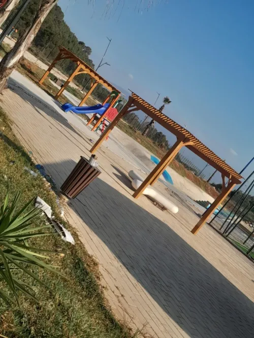 Pergola en bois rouge