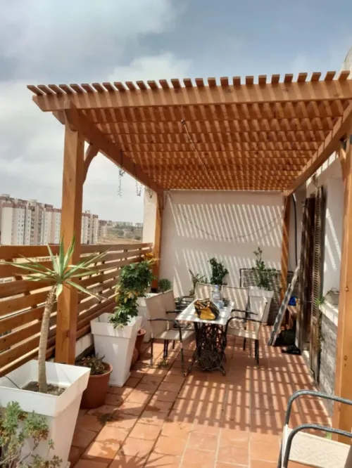 Pergola en bois rouge