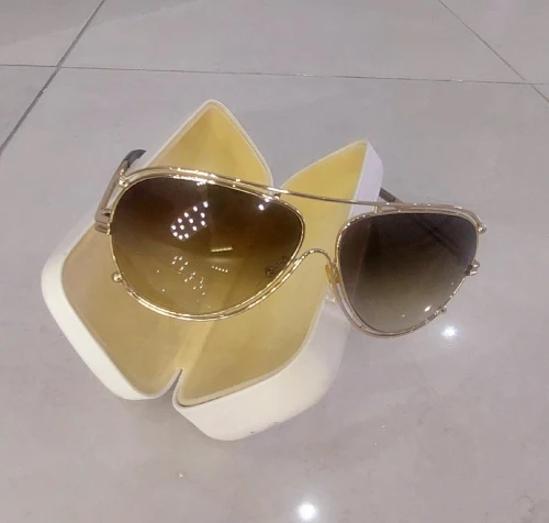 Très belles lunettes solaires grande marque