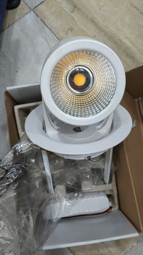 Projecteur led sur rail triphasé ( éclairage commercial )
