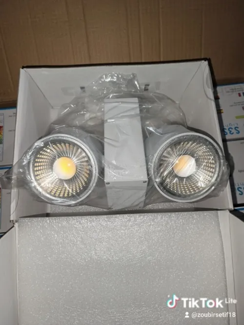 Projecteur led sur rail triphasé ( éclairage commercial )