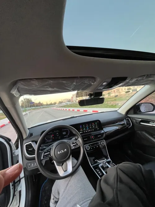 Kia Seltos 2025 Luxury black roof