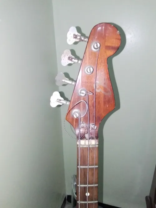 Guitar Bass eko avec support 