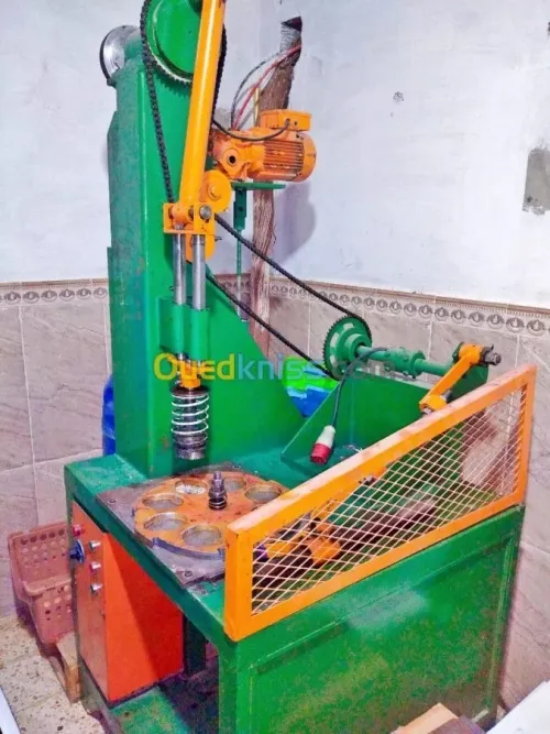 Machine pour fabriquer les caissettes à gateaux