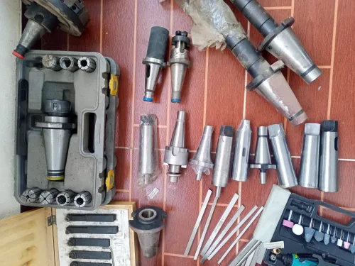Vent un Lot d'outillage professionnel tour fraiseuse ادوات الخراطة، تور