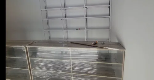 Comptoirs présentoirs en bois avec une façade vitrée 