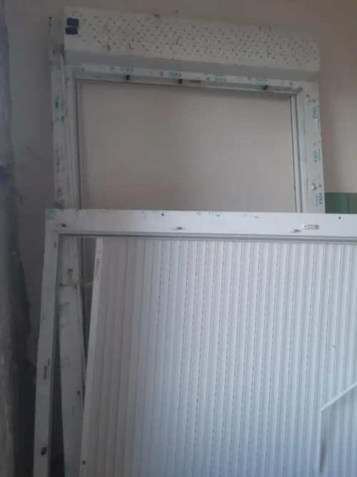 FENETRES ET PORTE FENETRE AVEC LEUR RIDAUX EN PVC