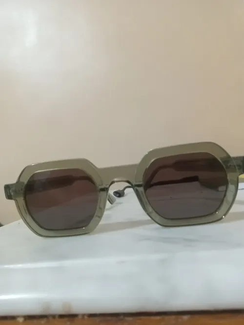 lunettes de soleil sont le modèle La Darren de la marque Jimmy Fairly, caractérisées par une monture rectangulaire en acétate gris -move translucide.