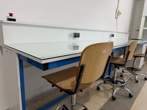 Fabrication Paillasses de laboratoire sur mesure - Qualité et durabilité garanties