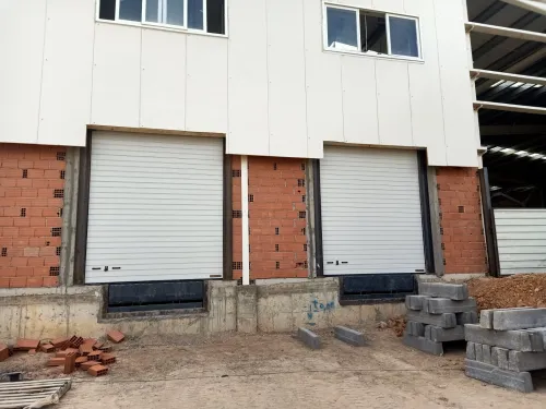 Equipement de quai / porte industrielle / Sas d'étanchéité / niveleur de quai  