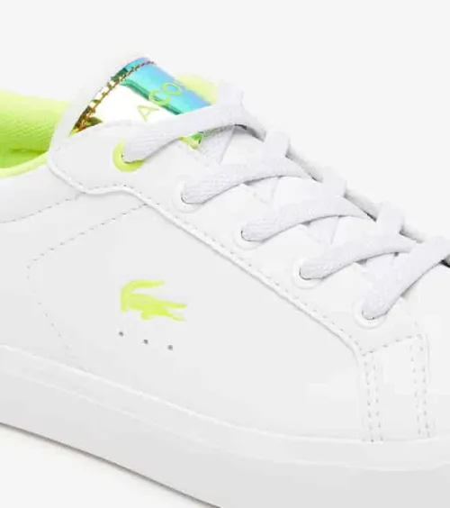 Sneakers Powercourt enfant Lacoste synthétique, détail au talon