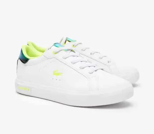 Sneakers Powercourt enfant Lacoste synthétique, détail au talon