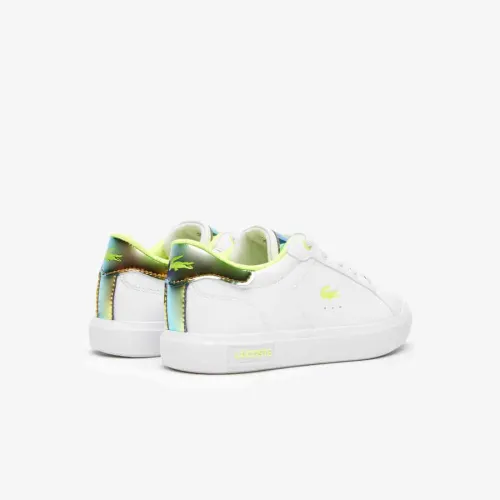 Sneakers Powercourt enfant Lacoste synthétique, détail au talon