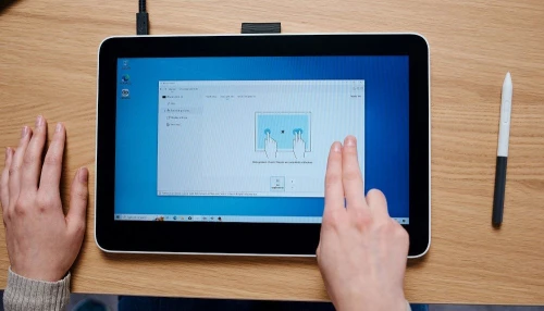 Wacom One tablette graphique pen display & touche 13,3" DTH134W0B