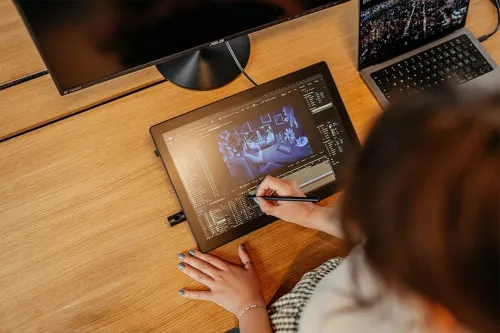 Tablette Graphique Wacom Cintiq 24 Touch DTH246K0B, Écran tactile multipoint avec stylet et support réglable