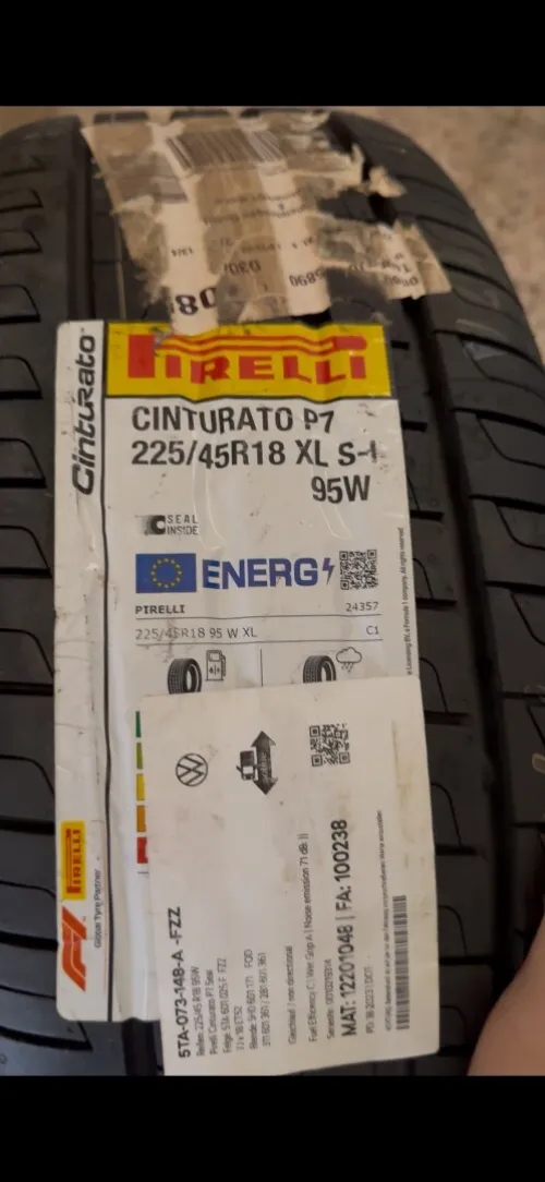 4 Pneus PIRELLI avec Jantes Volkswagen 