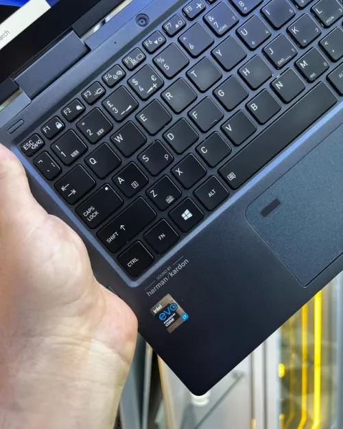 Toshiba Dynabook Portege X30W-j-100 i7-11eme 16GB/512GB X360, Intel Iris Xe graphics.