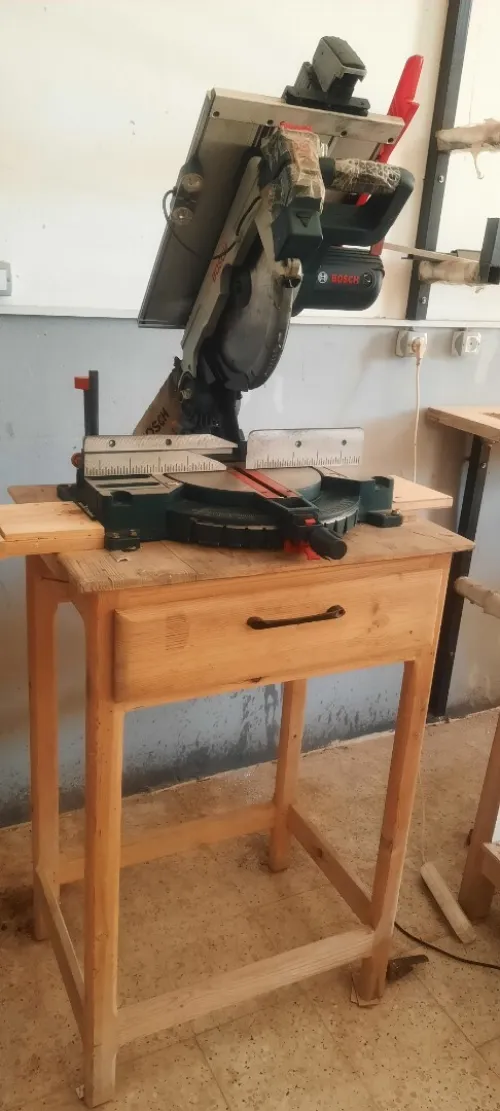 Tronçonneuse. À table