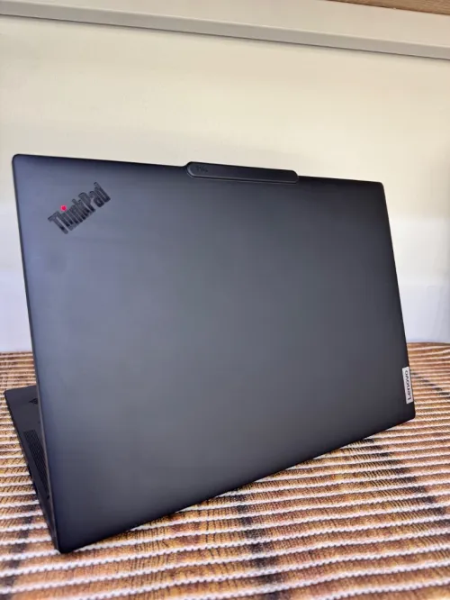 LENOVO THINKPAS T14 GEN 5 AMD RYZEN 7 PRO 8840U 360w/Radeon 780M 32GB/512 Nvme TACTAILE