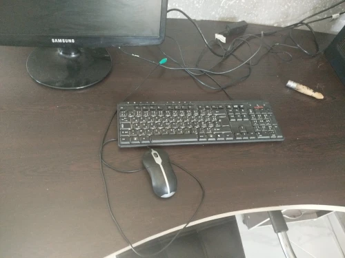 Moniteur Samsung + unité centrale LG + bureau + chaise