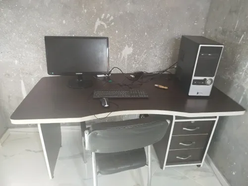 Moniteur Samsung + unité centrale LG + bureau + chaise