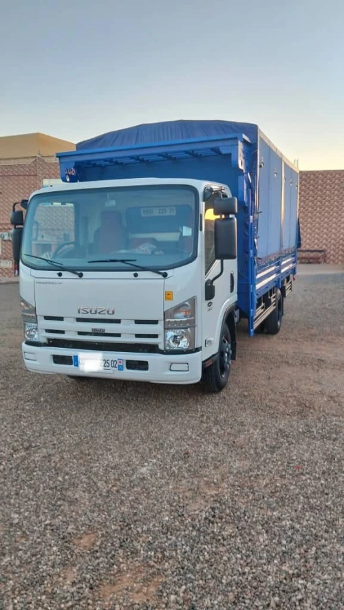 Isuzu NPR 2025