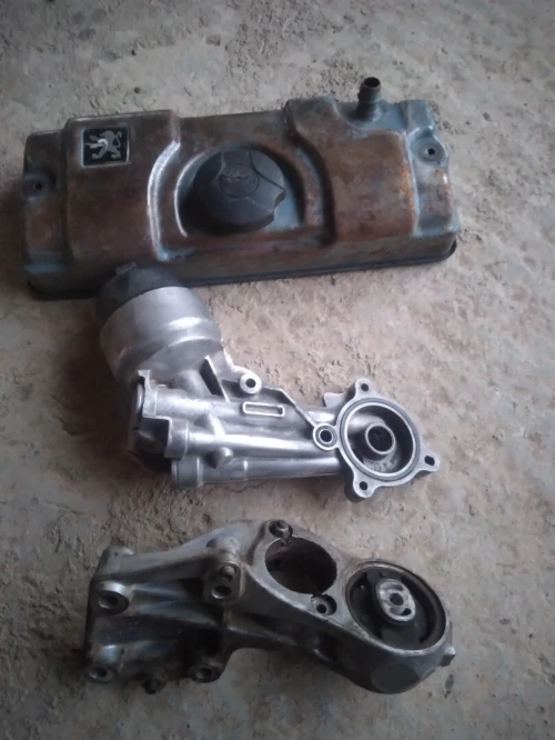 Cache culbuteurs  + porte  filtre  a l'huile +support boite 206 essencePiece d'origine  Levier de vitesse vw polo6n2 golf 3  bonne occase Bobine dallumage  chevrolet Daewoo