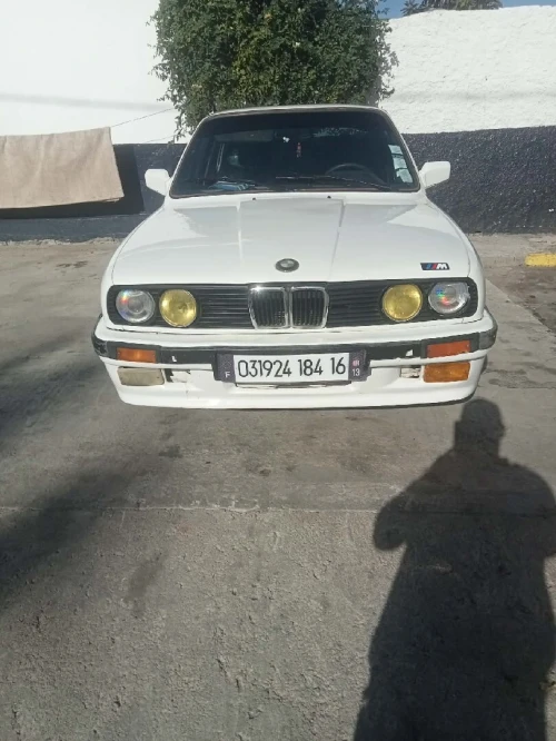 BMW E30 1984 