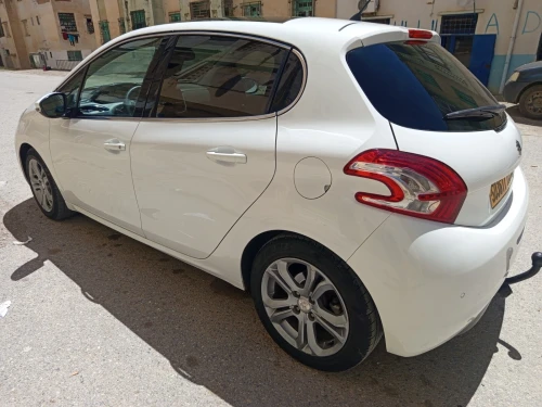 Peugeot 208 2015 Allure