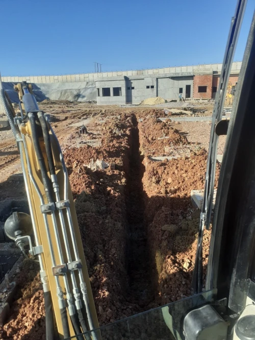 للكراء Location de Mini Pelle avec déplacement dans 58 wilayas Nous mettons à votre disposition une mini pelle avec chauffeur expérimenté, idéale pour tous vos travaux.