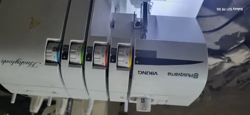 2 machine a coudre surjeteuse 