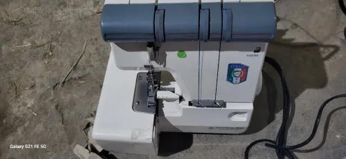 2 machine a coudre surjeteuse 