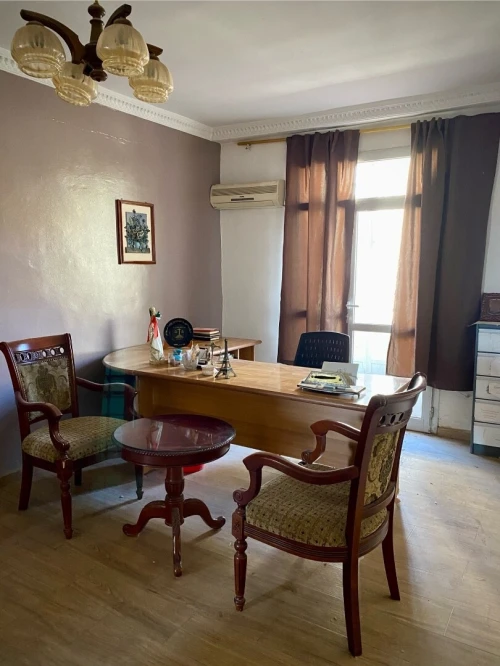 2 chaises , table ronde