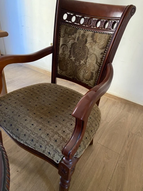 2 chaises , table ronde