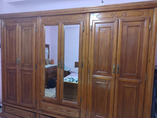 chambre a coucher + bibliothèque et table salon a manger