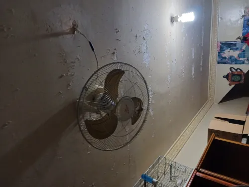 Étagères, meuble de rangement , tables, échelle et ventilateur