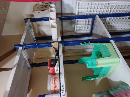 Étagères, meuble de rangement , tables, échelle et ventilateur