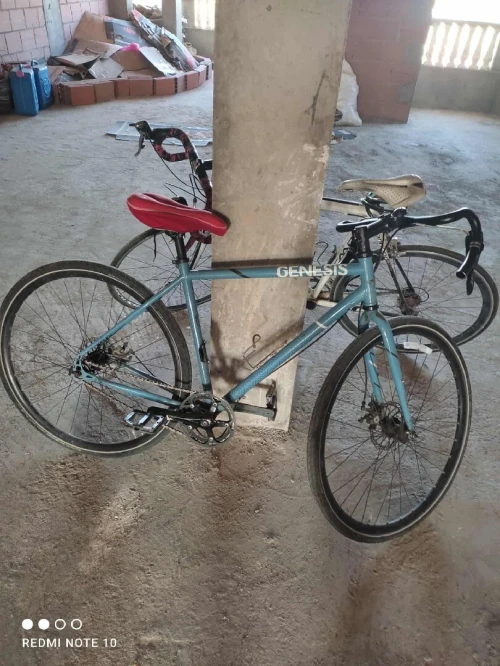 Deux vélos à vendre avec un porte-vélos à vendre