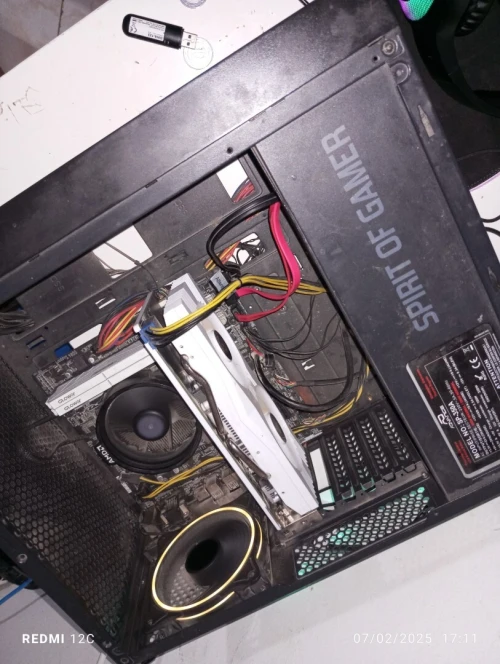 Pc gamer r3 3200g+rx 580 8gb