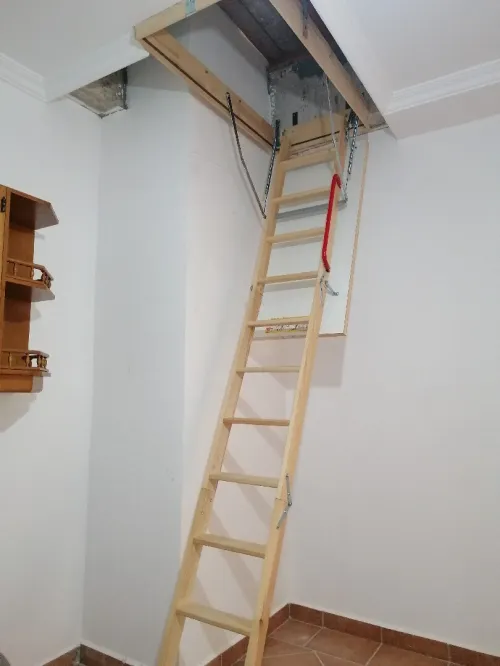 Escalier de grenier pliable en bois rouge importion