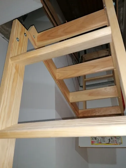 Escalier de grenier pliable en bois rouge importion