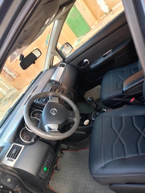 Nissan Tiida 5 portes 2010 Tiida 5 portes